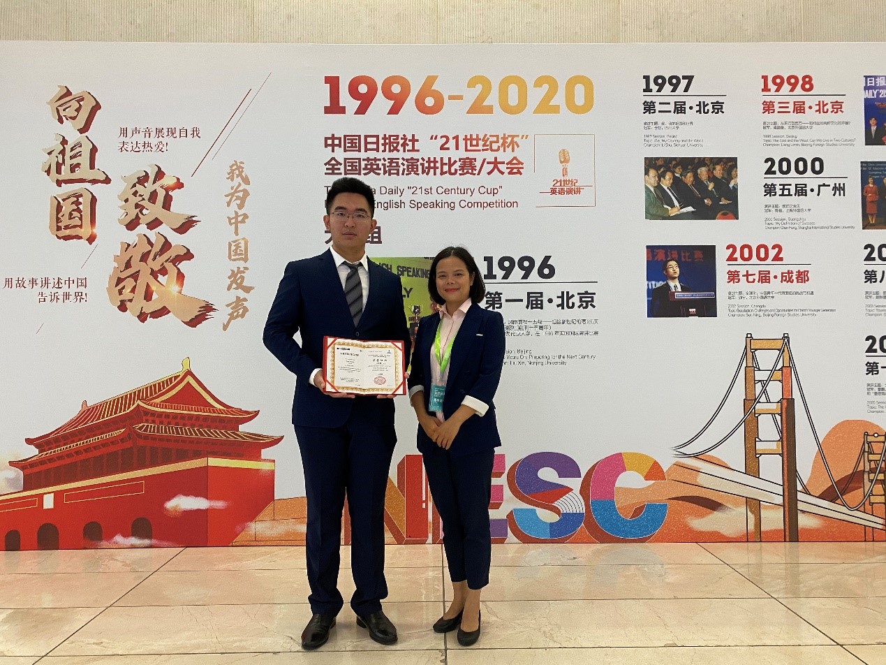 王永健同学与钟琦老师赛场合影