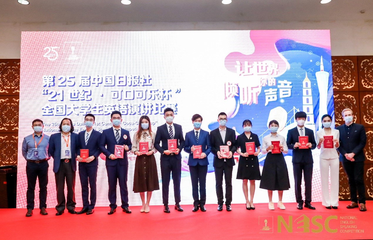 王永健同学(左四)荣获全国二等奖