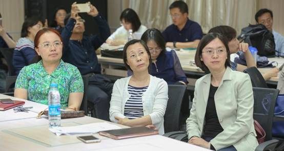 现场观众认真听讲座